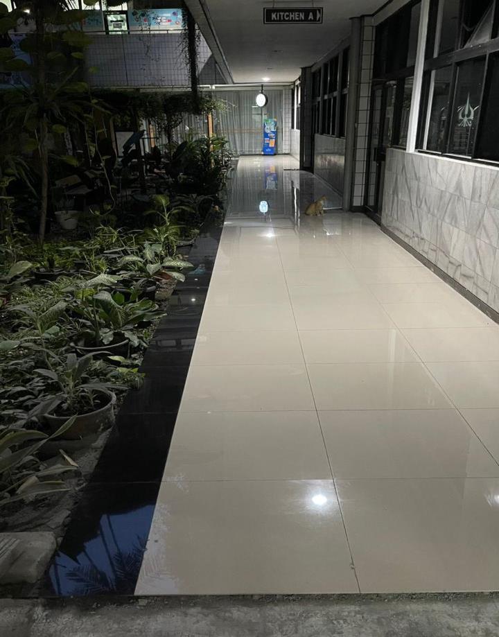Renovasi Lantai Koridor - Pemasangan keramik polished dengan strip aksen