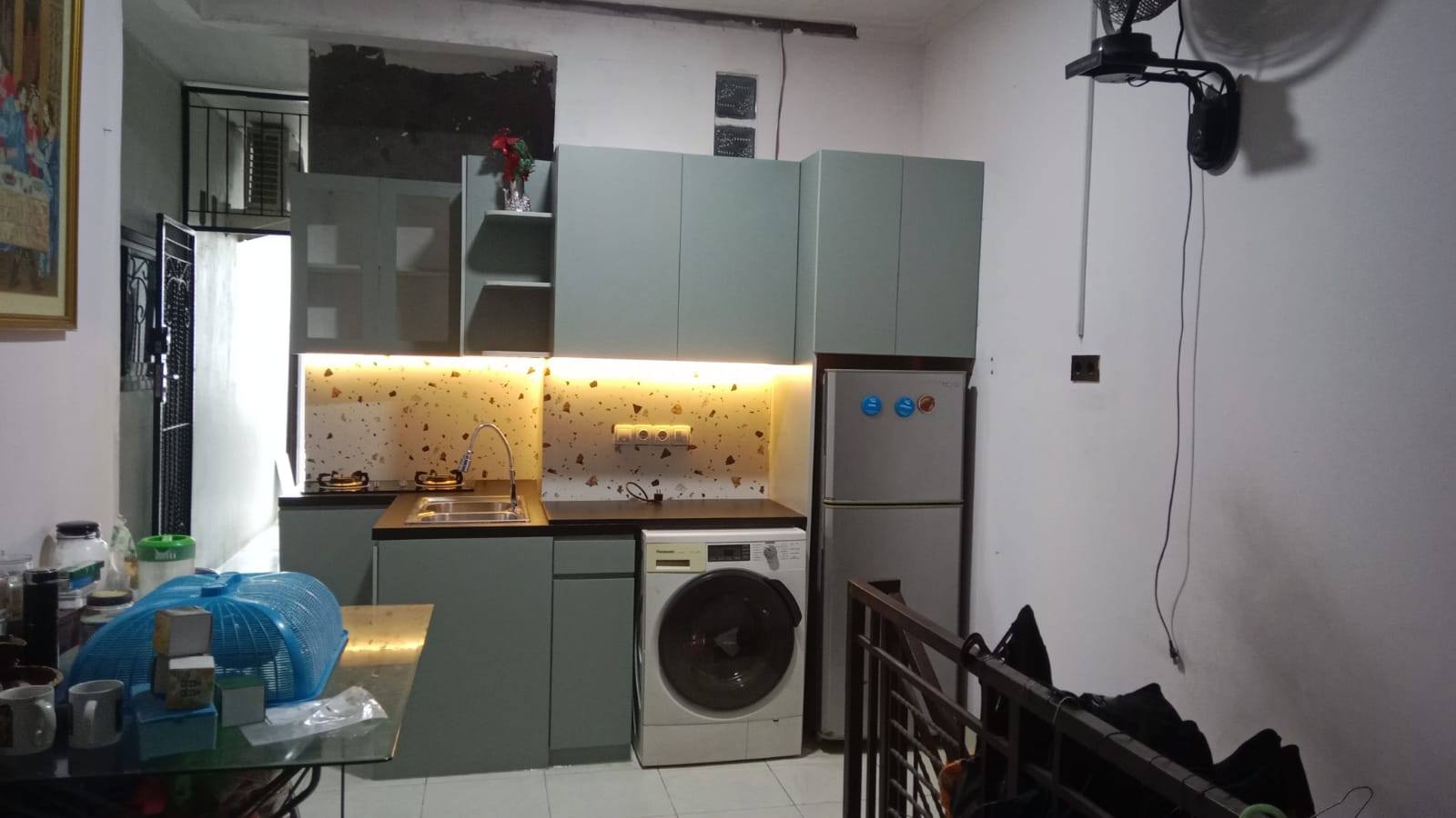Kitchen Set Compact - Layout L-shape dengan LED strip under cabinet