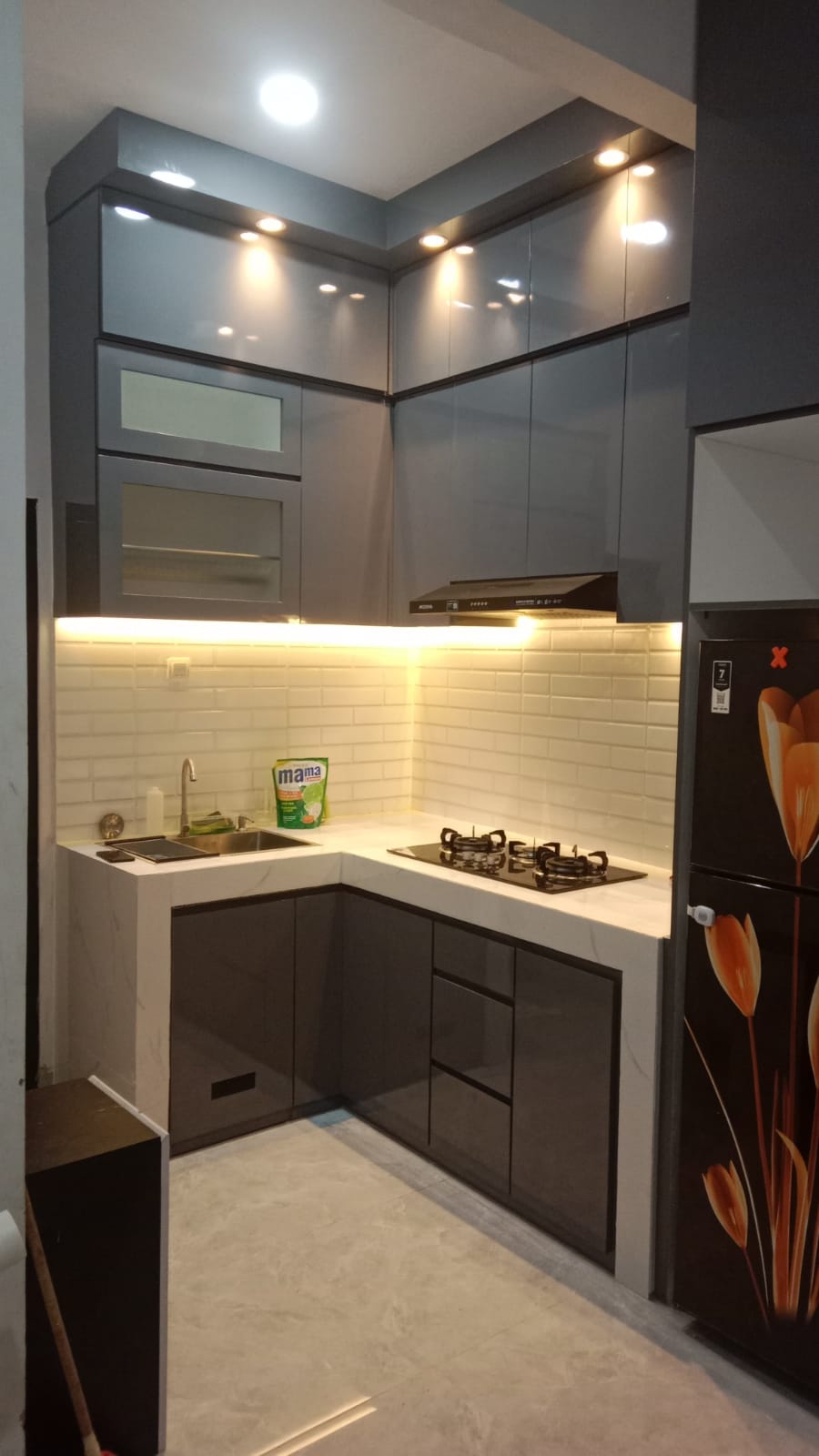 Kitchen Set Modern - Kitchen set dark grey dengan backsplash subway tile