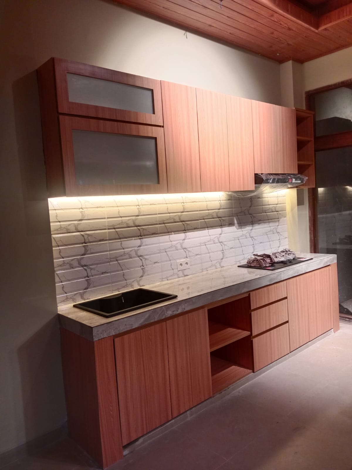 Kitchen Set Wood Finish - Finishing kayu dengan backsplash marmer dan kompor tanam