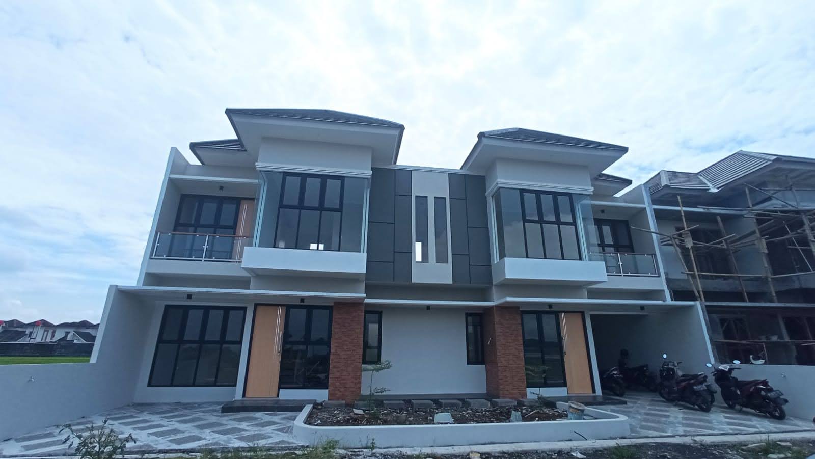 Pekerjaan Custom Cabinetry - Pembuatan lemari custom dan finishing HPL premium