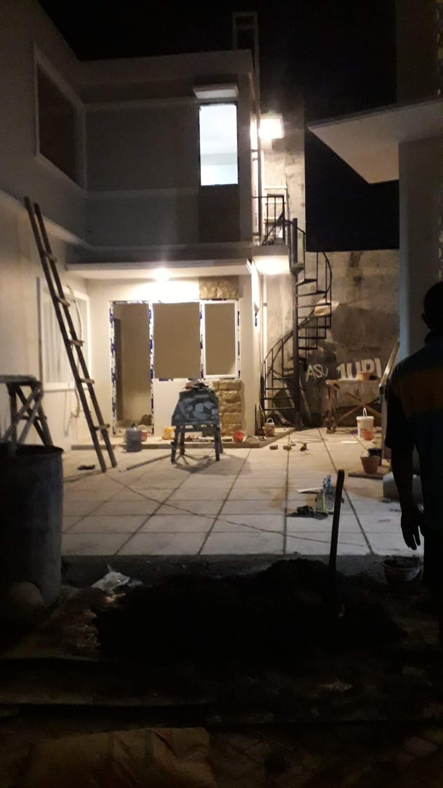 Pekerjaan Kelistrikan & Lampu - Instalasi panel kelistrikan dan fiting lampu arsitektural