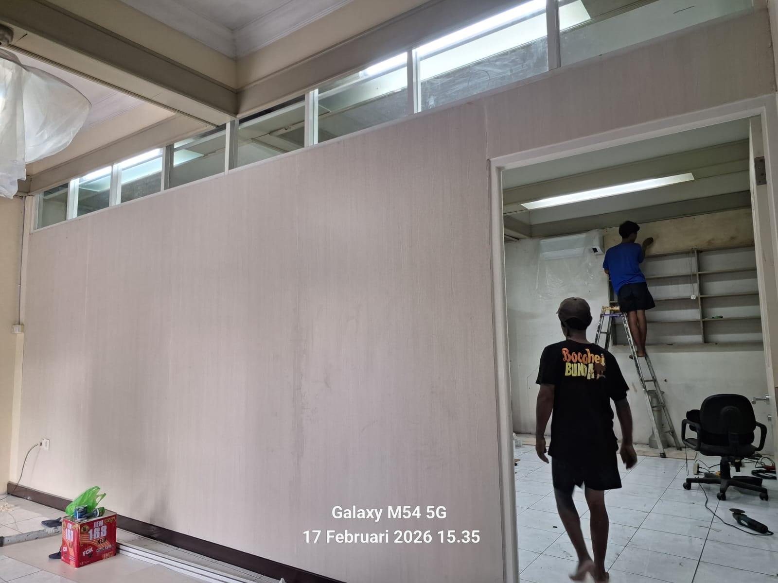 Area Resepsionis & Ruang Kerja #2 - Penataan furnitur built-in dan tata cahaya kerja