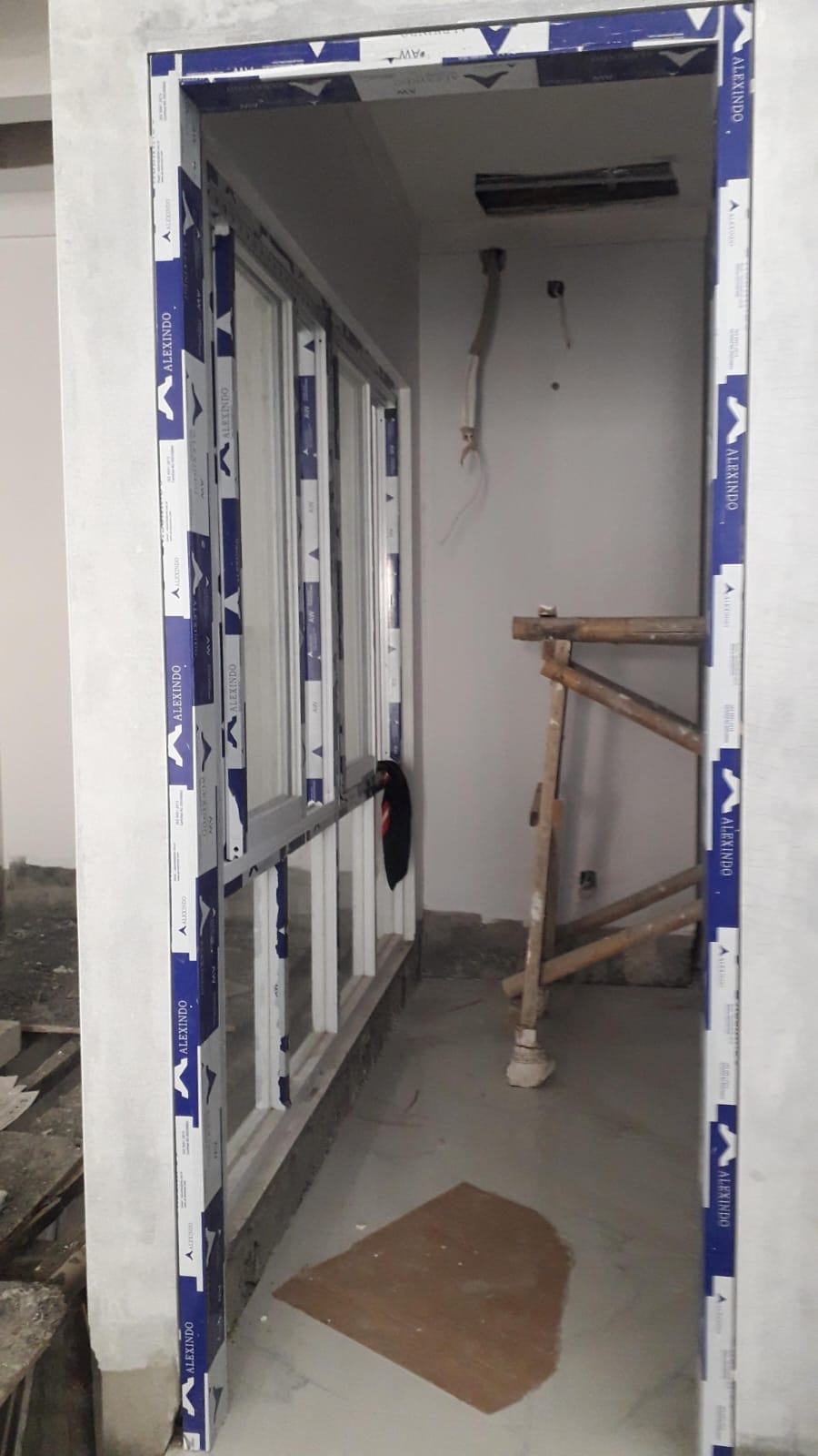 Instalasi Dinding & Partition #3 - Pemasangan partisi ruangan dan wall panel aksen kayu