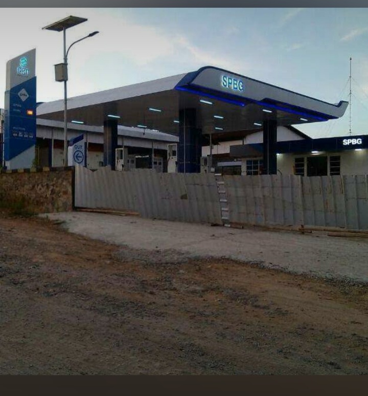 Area Resepsionis & Ruang Kerja #4 - Penataan furnitur built-in dan tata cahaya kerja